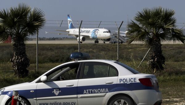 Самолет A320 компании EgyptAir в аэропорту Ларнаки, Кипр Самолет A320 компании EgyptAir в аэропорту Ларнаки, Кипр