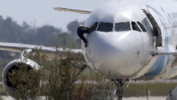 Один из пилотов покидает кабину самолета А320 EgyptAir в аэропорту Ларнака, Кипр. Архивное фото Один из пилотов покидает кабину самолета А320 EgyptAir в аэропорту Ларнака, Кипр. Архивное фото