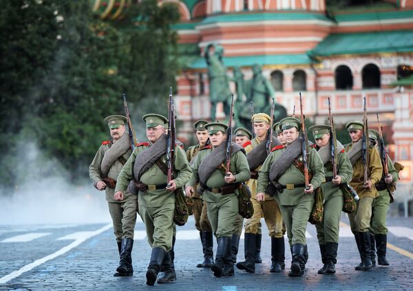 На церемонии открытия Международного военно-музыкального фестиваля Спасская башня в Москве На церемонии открытия Международного военно-музыкального фестиваля Спасская башня в Москве