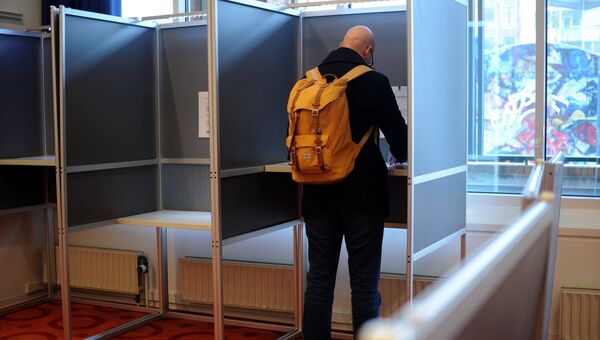 Избиратели во время голосования об ассоциации Украины с ЕС в Амстердаме. Архивное фото Избиратели во время голосования об ассоциации Украины с ЕС в Амстердаме. Архивное фото