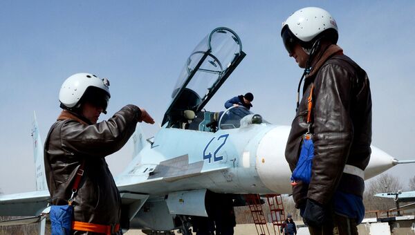 Военные летчики после полета на истребителе Су-30М2 на втором отборочном этапе окружного конкурса Авиадартс-2016 на аэродроме Центральная Угловая под Владивостоком Военные летчики после полета на истребителе Су-30М2 на втором отборочном этапе окружного конкурса Авиадартс-2016 на аэродроме Центральная Угловая под Владивостоком