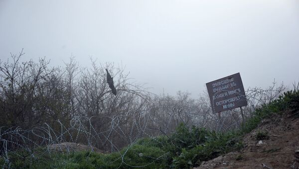 Табличка Мины на линии разграничения в Нагорном Карабахе. Архивное фото Табличка Мины на линии разграничения в Нагорном Карабахе. Архивное фото