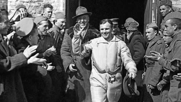 Летчик-космонавт СССР Юрий Гагарин после приземления. Саратовская область, 12 апреля 1961 года Летчик-космонавт СССР Юрий Гагарин после приземления. Саратовская область, 12 апреля 1961 года