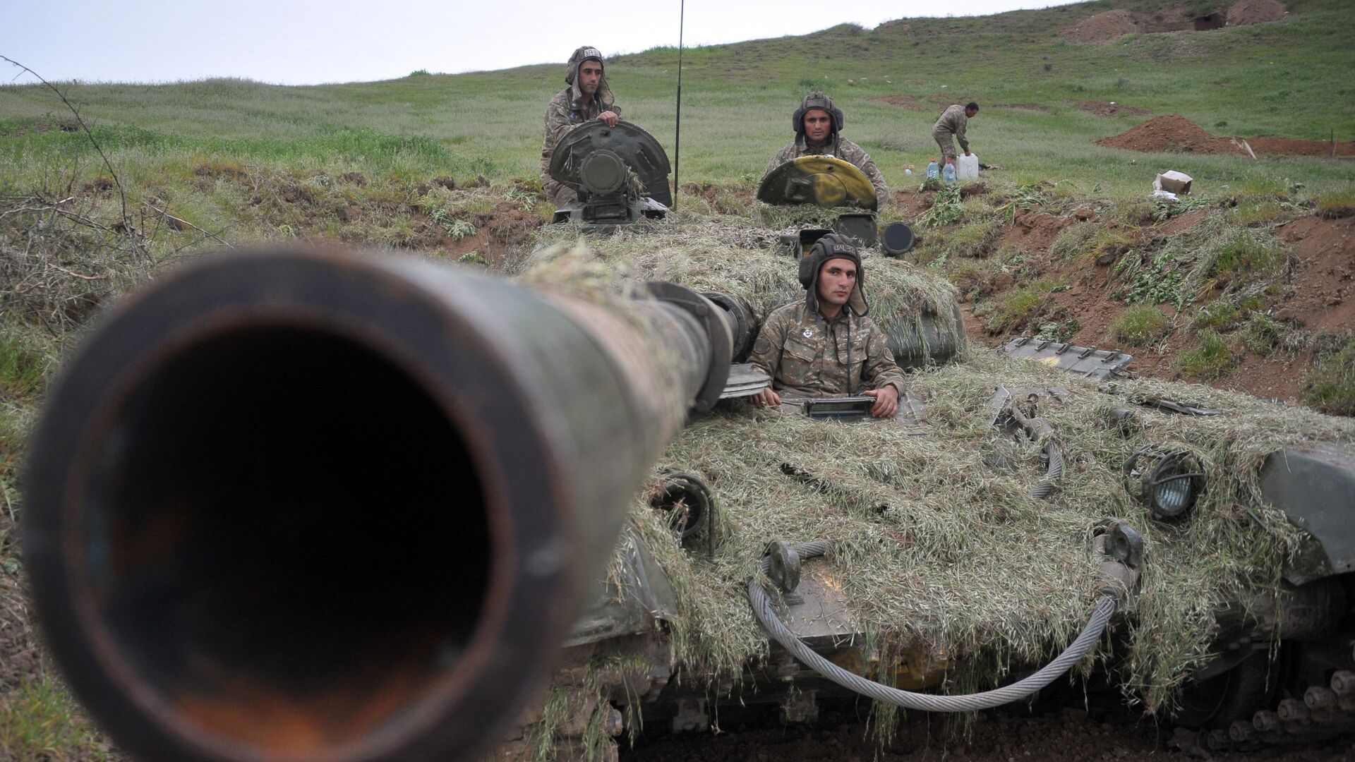 Военнослужащие армии обороны Нагорного Карабаха на первой линии обороны Военнослужащие армии обороны Нагорного Карабаха на первой линии обороны - РИА Новости, 1920, 21.10.2020