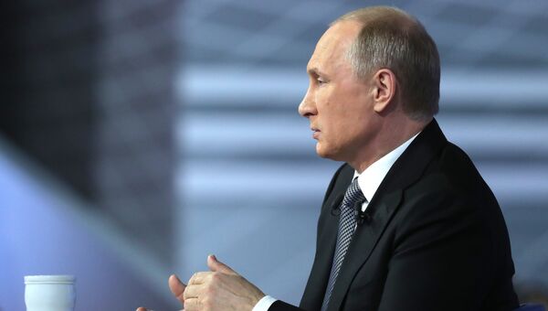 Президент России Владимир Путин отвечает на вопросы россиян в студии Гостиного двора во время ежегодной специальной программы Прямая линия с Владимиром Путиным Президент России Владимир Путин отвечает на вопросы россиян в студии Гостиного двора во время ежегодной специальной программы Прямая линия с Владимиром Путиным