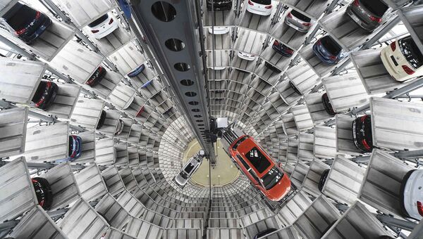 Башня доставки автомобилей на заводе немецкого автопроизводителя Volkswagen в Вольфсбурге, Германия. Апрель 2016 Башня доставки автомобилей на заводе немецкого автопроизводителя Volkswagen в Вольфсбурге, Германия. Апрель 2016