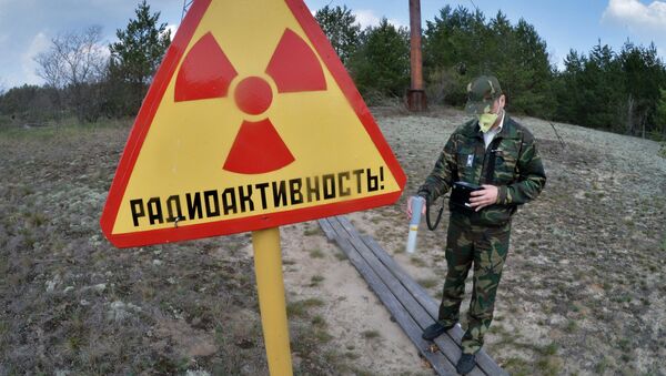 Сотрудник Полесского государственного радиационно-экологического заповедника проводит дозиметрическое обследование территории исследовательской станции Масаны, находящейся в секторе зоны отчуждения Чернобыльской АЭС в Белоруссии Сотрудник Полесского государственного радиационно-экологического заповедника проводит дозиметрическое обследование территории исследовательской станции Масаны, находящейся в секторе зоны отчуждения Чернобыльской АЭС в Белоруссии