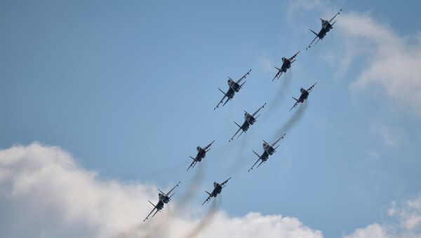Пилотажные группы Русские витязи и Стрижи. Архивное фото Пилотажные группы Русские витязи и Стрижи. Архивное фото