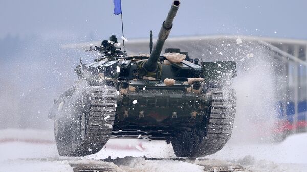 Танк Т-72 на дистанции соревнований отборочного этапа конкурса Танковый биатлон-2016 Танк Т-72 на дистанции соревнований отборочного этапа конкурса Танковый биатлон-2016