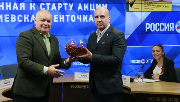 Генеральный директор МИА Россия сегодня Дмитрий Киселев и сопредседатель Общероссийского общественного движения Бессмертный полк России Николай Земцов на пресс-конференции, приуроченной к старту акции Георгиевская ленточка Генеральный директор МИА Россия сегодня Дмитрий Киселев и сопредседатель Общероссийского общественного движения Бессмертный полк России Николай Земцов на пресс-конференции, приуроченной к старту акции Георгиевская ленточка