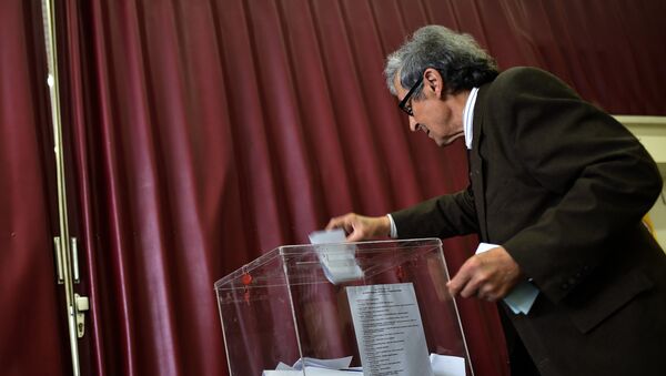 Мужчина голосует на парламентских выборах в Сербии, 24 апреля 2016 Мужчина голосует на парламентских выборах в Сербии, 24 апреля 2016