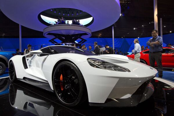 Посетители автосалона в Пекине у концепт-кара Ford. Апрель 2016 Посетители автосалона в Пекине у концепт-кара Ford. Апрель 2016