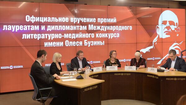 Официальное вручение премий лауреатам и дипломантам Международного литературно-медийного конкурса им.Олеся Бузины Официальное вручение премий лауреатам и дипломантам Международного литературно-медийного конкурса им.Олеся Бузины