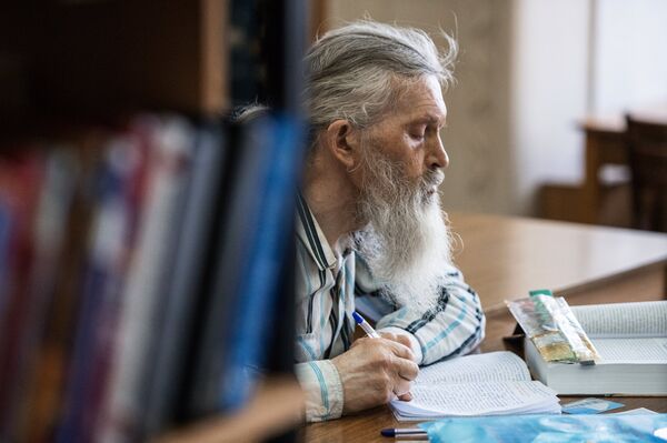 Посетитель в универсальном зале Омской государственной областной научной библиотеки имени А. С. Пушкина Посетитель в универсальном зале Омской государственной областной научной библиотеки имени А. С. Пушкина