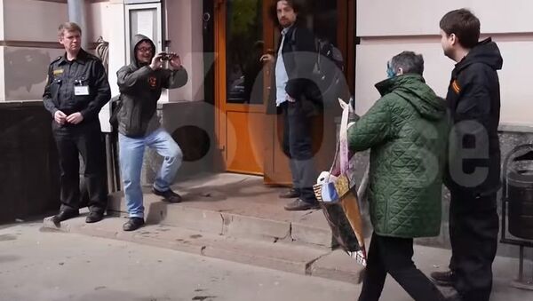 В интернете появилось видео с Улицкой, облитой зеленкой В интернете появилось видео с Улицкой, облитой зеленкой
