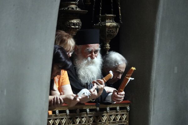 Паломники на церемонии схождения Благодатного Огня в церкви Гроба Господня в Иерусалиме. 30 апреля 2016 Паломники на церемонии схождения Благодатного Огня в церкви Гроба Господня в Иерусалиме. 30 апреля 2016