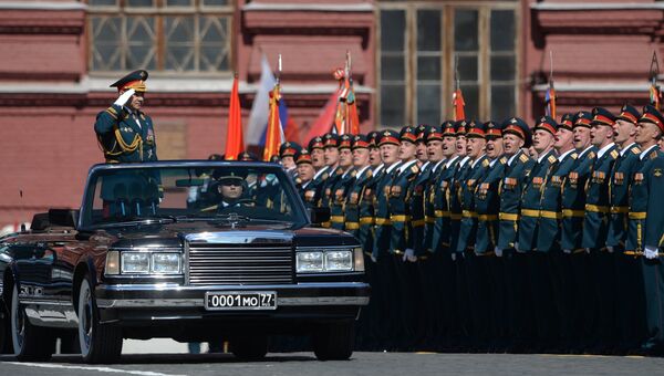 Министр обороны РФ, генерал армии Сергей Шойгу во время военного парада на Красной площади в честь 71-й годовщины Победы в Великой Отечественной войне 1941-1945 годов Министр обороны РФ, генерал армии Сергей Шойгу во время военного парада на Красной площади в честь 71-й годовщины Победы в Великой Отечественной войне 1941-1945 годов