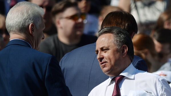 Помощник президента РФ Андрей Фурсенко (слева) и министр спорта РФ, президент Российского футбольного союза Виталий Мутко перед началом военного парада Помощник президента РФ Андрей Фурсенко (слева) и министр спорта РФ, президент Российского футбольного союза Виталий Мутко перед началом военного парада