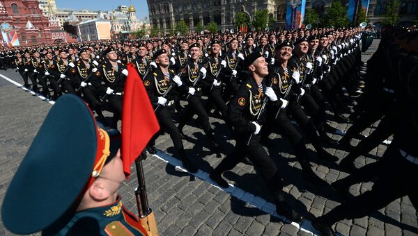 Военнослужащие парадных расчетов во время военного парада на Красной площади в честь 71-й годовщины Победы в Великой Отечественной войне 1941-1945 годов Военнослужащие парадных расчетов во время военного парада на Красной площади в честь 71-й годовщины Победы в Великой Отечественной войне 1941-1945 годов
