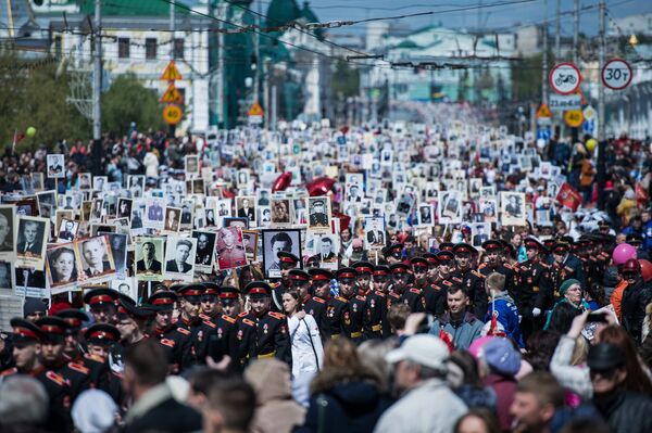 Участники шествия Бессмертный полк в честь 71-й годовщины Победы в Великой Отечественной войне 1941-1945 годов в Омске Участники шествия Бессмертный полк в честь 71-й годовщины Победы в Великой Отечественной войне 1941-1945 годов в Омске