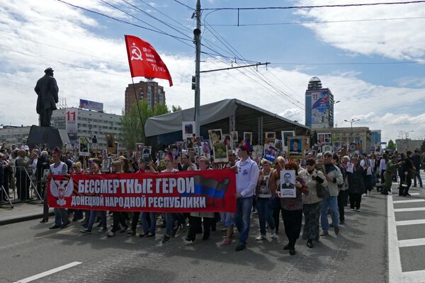 Участники шествия Бессмертный полк в честь 71-й годовщины Победы в Великой Отечественной войне 1941-1945 годов в Донецке Участники шествия Бессмертный полк в честь 71-й годовщины Победы в Великой Отечественной войне 1941-1945 годов в Донецке