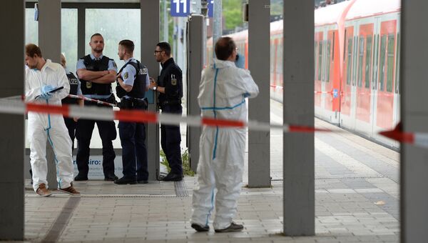 Сотрудники полиции на железнодорожной станции в районе Мюнхена, Германия. 10 мая 2016 Сотрудники полиции на железнодорожной станции в районе Мюнхена, Германия. 10 мая 2016