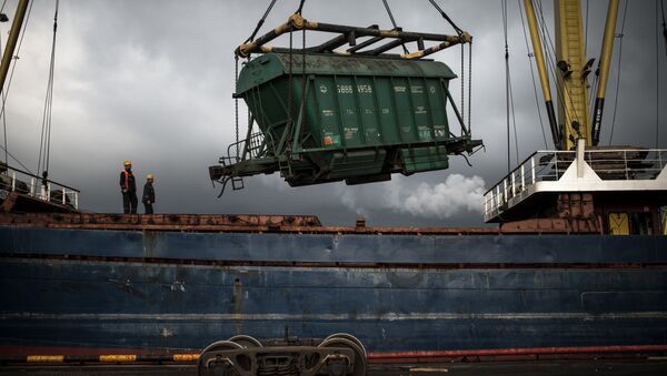 Выгрузка вагона с зерном в Новороссийском морском торговом порту. Архивное фото Выгрузка вагона с зерном в Новороссийском морском торговом порту. Архивное фото
