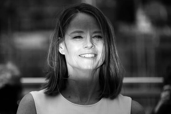Джоди Фостер позирует во время фотоколла для фильма Финансовый монстр в рамках 69-го Каннского кинофестиваля Джоди Фостер позирует во время фотоколла для фильма Финансовый монстр в рамках 69-го Каннского кинофестиваля