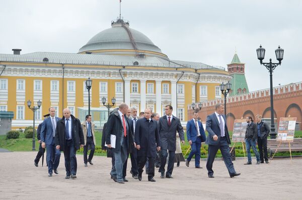 Президент России Владимир Путин во время осмотра парка в Кремле, разбитого на территории бывшего 14 корпуса Московского Кремля Президент России Владимир Путин во время осмотра парка в Кремле, разбитого на территории бывшего 14 корпуса Московского Кремля
