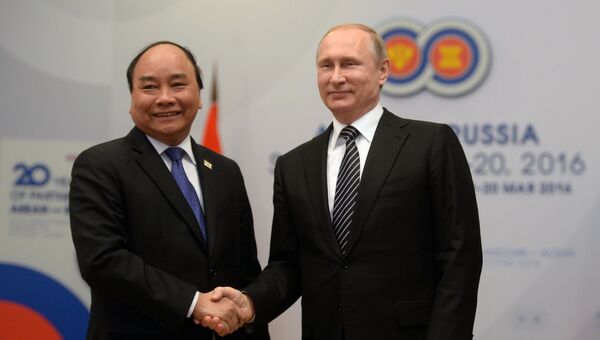 Президент Российской Федерации Владимир Путин и премьер-министр Социалистической Республики Вьетнам Нгуен Суан Фук во время двусторонней встречи в конгресс-центре гостиницы Рэдиссон Блю Курорт в Сочи Президент Российской Федерации Владимир Путин и премьер-министр Социалистической Республики Вьетнам Нгуен Суан Фук во время двусторонней встречи в конгресс-центре гостиницы Рэдиссон Блю Курорт в Сочи