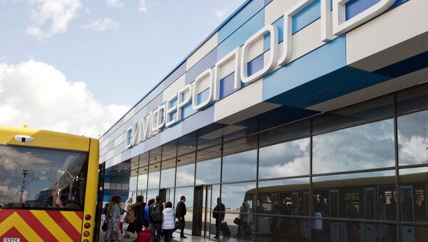 Автобус доставляет пассажиров в зал прилета международного аэропорта Симферополь. Архивное фото Автобус доставляет пассажиров в зал прилета международного аэропорта Симферополь. Архивное фото