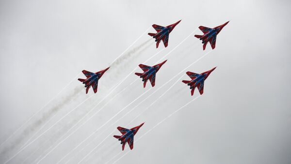 Многоцелевые истребители МиГ-29 пилотажной группы Стрижи выступают на праздничных мероприятиях, посвященных 25-летию создания двух авиационных групп высшего пилотажа Стрижи и Русские Витязи Многоцелевые истребители МиГ-29 пилотажной группы Стрижи выступают на праздничных мероприятиях, посвященных 25-летию создания двух авиационных групп высшего пилотажа Стрижи и Русские Витязи