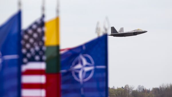 Истребитель ВВС США F-22 Raptor на авиабазе Зокняй, Литва. Архивное фото Истребитель ВВС США F-22 Raptor на авиабазе Зокняй, Литва. Архивное фото