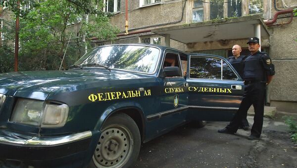 Судебные приставы во время обхода квартир должников по квартплате. Архивное фото Судебные приставы во время обхода квартир должников по квартплате. Архивное фото