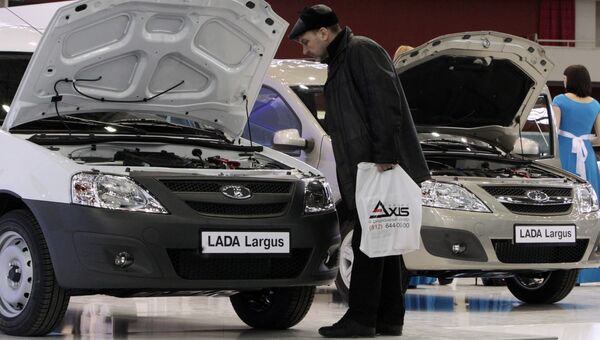 Мужчина у автомобиля LADA Largus. Архивное фото Мужчина у автомобиля LADA Largus. Архивное фото