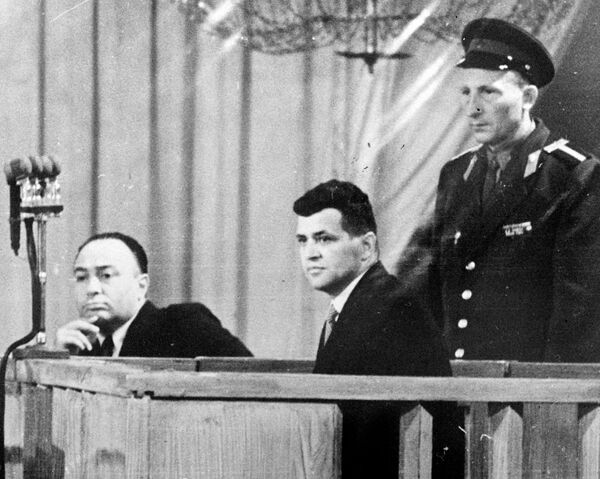 Американский пилот Фрэнсис Гэри Пауэрс во время суда в московском Колонном зале Американский пилот Фрэнсис Гэри Пауэрс во время суда в московском Колонном зале