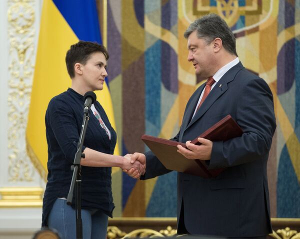 Президент Украины П. Порошенко вручил Н. Савченко орден Золотая Звезда