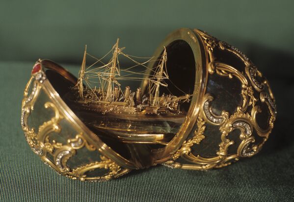 Яйцо пасхальное с моделью крейсера Память Азова, 1891 год Яйцо пасхальное с моделью крейсера Память Азова, 1891 год