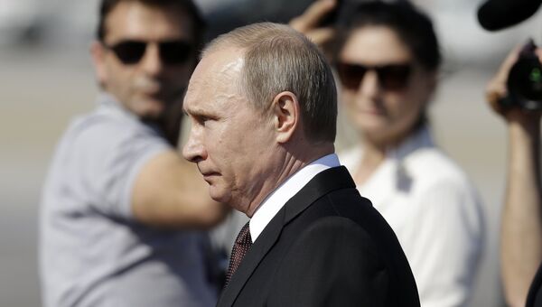 Президент России Владимир Путин в аэропорту Афин, Греция. 27 мая 2016 Президент России Владимир Путин в аэропорту Афин, Греция. 27 мая 2016