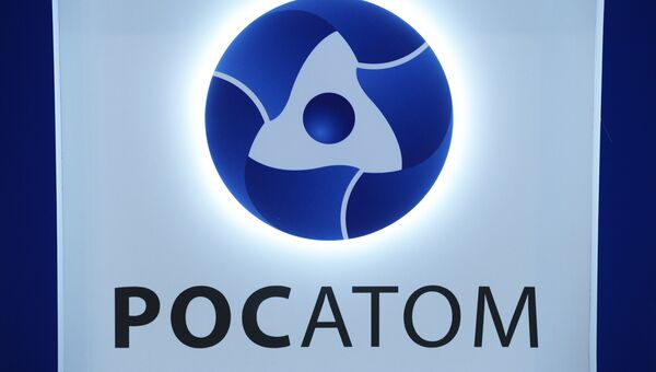 Логотип на стенде государственной корпорации по атомной энергии Росатом. Архивное фото Логотип на стенде государственной корпорации по атомной энергии Росатом. Архивное фото