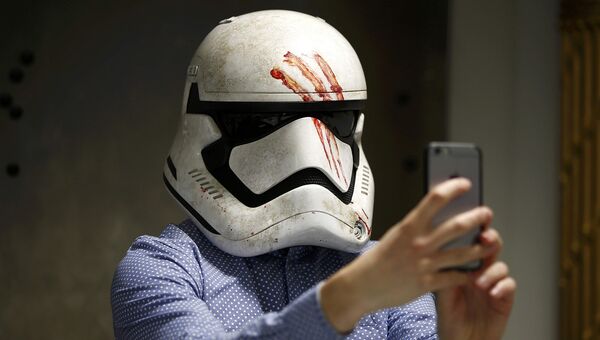 Журналист делает селфи в маске, произведенной в студии Pinewood Studios в Англии Журналист делает селфи в маске, произведенной в студии Pinewood Studios в Англии