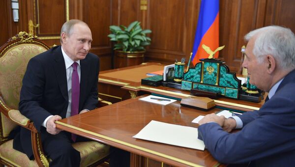 Президент России Владимир Путин и директор НИИ неотложной детской хирургии и травматологии Леонид Рошаль во время встречи в Кремле. 2 июня 2016 Президент России Владимир Путин и директор НИИ неотложной детской хирургии и травматологии Леонид Рошаль во время встречи в Кремле. 2 июня 2016