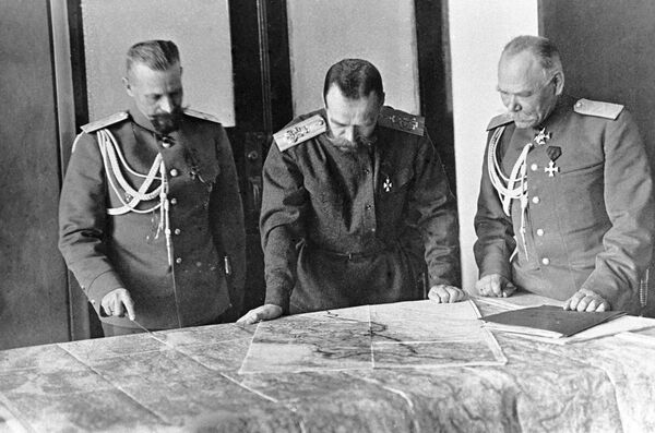 Император Николай II обсуждает план боевых действий с генералами Михаилом Алексеевым и Михаилом Пустовойтенко. 17 ноября 1915 года Император Николай II обсуждает план боевых действий с генералами Михаилом Алексеевым и Михаилом Пустовойтенко. 17 ноября 1915 года
