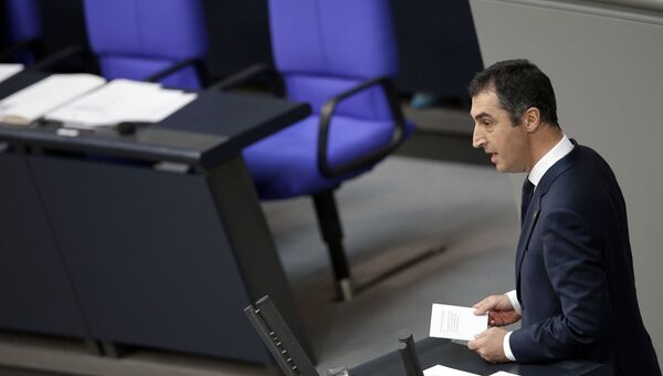 Депутат немецкого парламента Джем Оздемир выступает в бундестаге перед голосованием о признании геноцида армян. 2 июня 2016 Депутат немецкого парламента Джем Оздемир выступает в бундестаге перед голосованием о признании геноцида армян. 2 июня 2016