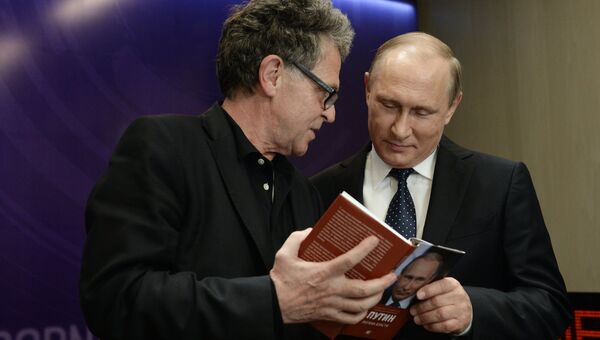 Президент Российской Федерации Владимир Путин (справа) во время посещения Международного информационного агентства Россия сегодня Президент Российской Федерации Владимир Путин (справа) во время посещения Международного информационного агентства Россия сегодня