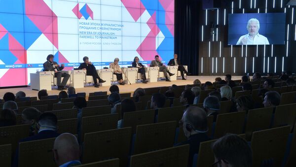 Журналист, основатель WikiLeaks Джулиан Ассанж (Австралия) выступает по видеосвязи во время третьей сессии Конец монополии: век открытой информации в рамках форума Новая эпоха журналистики: прощание с мейнстримом Журналист, основатель WikiLeaks Джулиан Ассанж (Австралия) выступает по видеосвязи во время третьей сессии Конец монополии: век открытой информации в рамках форума Новая эпоха журналистики: прощание с мейнстримом