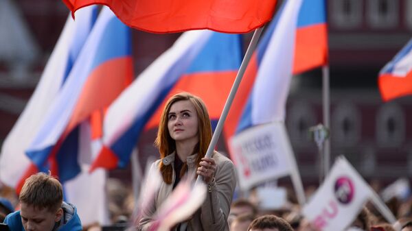 Девушка на праздничном концерте в честь Дня России на Красной площади. Архивное фото Девушка на праздничном концерте в честь Дня России на Красной площади. Архивное фото
