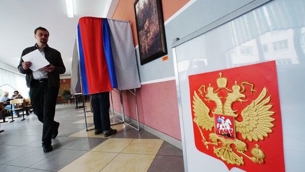Голосование за кандидатов, выдвигаемых на выборы в Государственную Думу РФ. Архивное фото Голосование за кандидатов, выдвигаемых на выборы в Государственную Думу РФ. Архивное фото