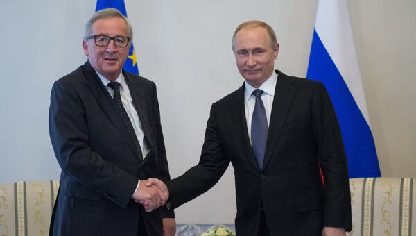 Президент РФ Владимир Путин и председатель Европеийской комиссии Жан-Клод Юнкер во время встречи в Санкт-Петербурге Президент РФ Владимир Путин и председатель Европеийской комиссии Жан-Клод Юнкер во время встречи в Санкт-Петербурге