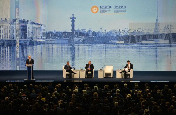 Президент России Владимир Путин (слева) выступает на пленарном заседании На пороге новой экономической реальности в рамках XX Петербургского международного экономического форума в Санкт-Петербурге. 17 июня 2016 Президент России Владимир Путин (слева) выступает на пленарном заседании На пороге новой экономической реальности в рамках XX Петербургского международного экономического форума в Санкт-Петербурге. 17 июня 2016
